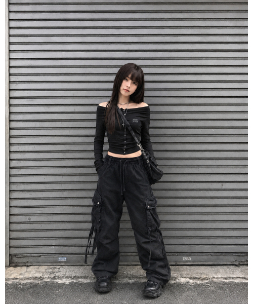 muahmuah（ムーアムーア）の「オフショルダー ヘンリーロングスリーブTシャツ[ブラック]（Tシャツ/カットソー・レディース・その他・FREE）」の13枚目の写真