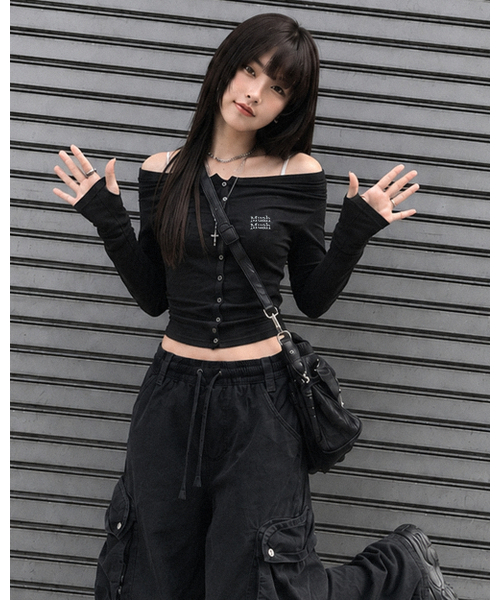 muahmuah（ムーアムーア）の「オフショルダー ヘンリーロングスリーブTシャツ[ブラック]（Tシャツ/カットソー・レディース・その他・FREE）」の16枚目の写真
