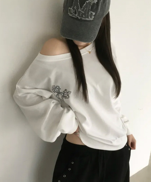 VIVID LADY(ビビッドレディー)の「クロスプリント ボートネック スウェットトップス(スウェット・レディース・グレー/ブラック/ホワイト・FREE)」の2枚目の写真