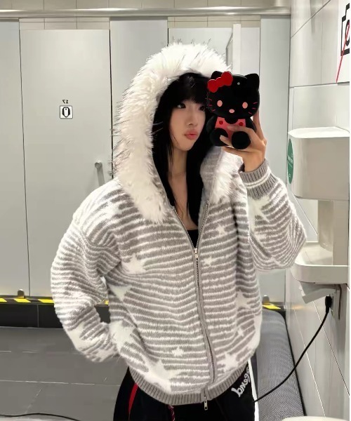 AsRiRe(アスリレイ)の「26aw 三色展開/ユニセックス スターボーダー柄フェイクファー付きニットジップパーカー(パーカー・レディース・ブルー/グレー/イエロー・M)」の1枚目の写真