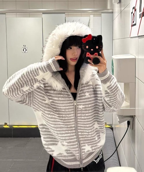 AsRiRe(アスリレイ)の「26aw 三色展開/ユニセックス スターボーダー柄フェイクファー付きニットジップパーカー(パーカー・レディース・ブルー/グレー/イエロー・M)」の4枚目の写真