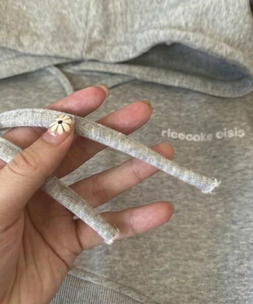 Dalfwin(ダールフィン)の「ricecakeフェイクレザーラベル付き刺繍ロゴ切り替えデザインショート丈フーディー(パーカー・レディース・グレー/ブラック・FREE)」の19枚目の写真