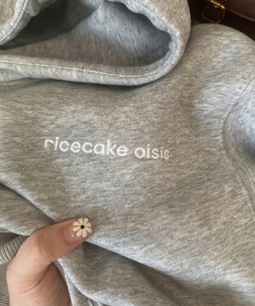 Dalfwin(ダールフィン)の「ricecakeフェイクレザーラベル付き刺繍ロゴ切り替えデザインショート丈フーディー(パーカー・レディース・グレー/ブラック・FREE)」の18枚目の写真