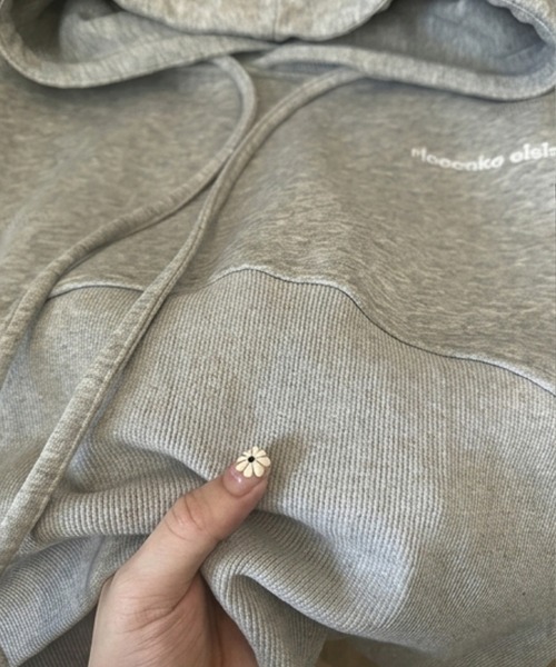 Dalfwin(ダールフィン)の「ricecakeフェイクレザーラベル付き刺繍ロゴ切り替えデザインショート丈フーディー(パーカー・レディース・グレー/ブラック・FREE)」の21枚目の写真