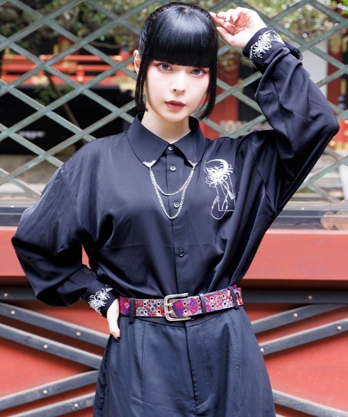 REZEN(リゼン)の「彼岸花×月刺繍シャツ(シャツ/ブラウス・メンズ・ライトグレー/ローズ/レッドパープル/ブルーパープル・MEDIUM/LARGE)」の2枚目の写真