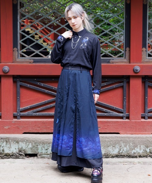 REZEN(リゼン)の「彼岸花×月刺繍シャツ(シャツ/ブラウス・メンズ・ライトグレー/ローズ/レッドパープル/ブルーパープル・MEDIUM/LARGE)」の5枚目の写真