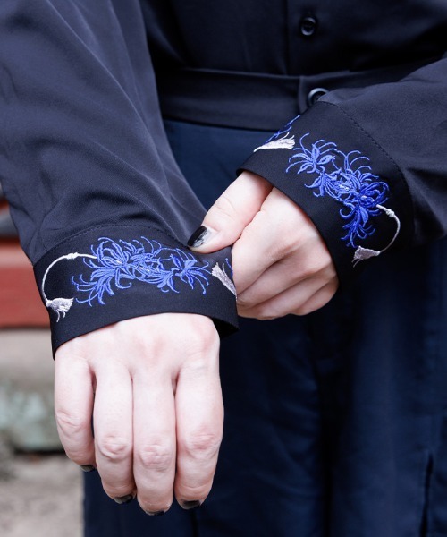 REZEN(リゼン)の「彼岸花×月刺繍シャツ(シャツ/ブラウス・メンズ・ライトグレー/ローズ/レッドパープル/ブルーパープル・MEDIUM/LARGE)」の9枚目の写真