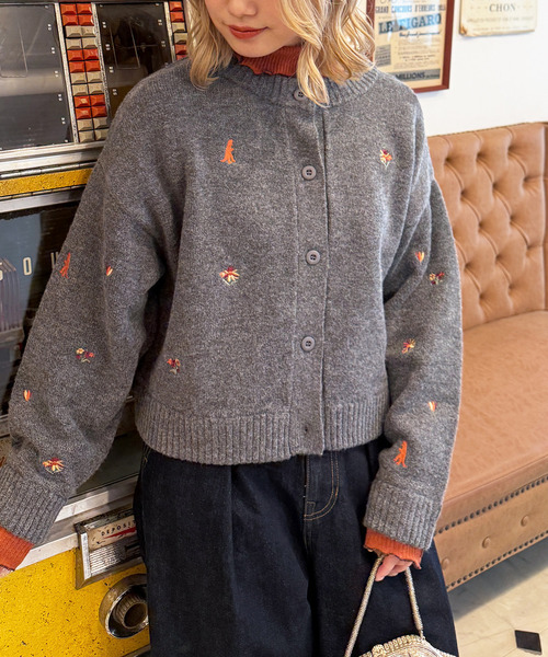 DOUBLE NAME(ダブルネーム)の「飛び花柄恐竜 前後2WAYニットカーデ(ニット/セーター・レディース・レッド/グレー・FREE)」の2枚目の写真
