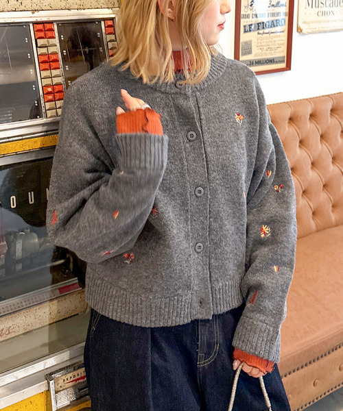 DOUBLE NAME(ダブルネーム)の「飛び花柄恐竜 前後2WAYニットカーデ(ニット/セーター・レディース・レッド/グレー・FREE)」の9枚目の写真