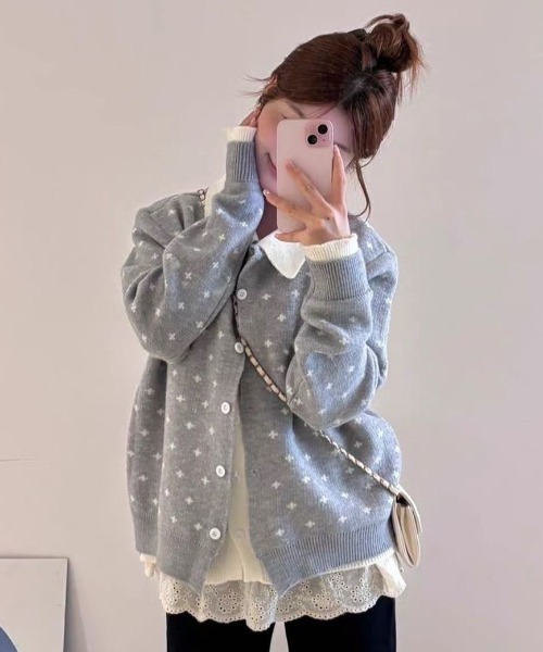 AVYL(アヴィル)の「レイヤード風ドット柄ニットカーディガン(カーディガン/ボレロ・レディース・ブラック/グレー・M)」の12枚目の写真