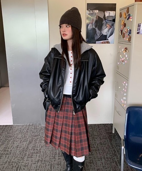SHERU(シェル)の「チェック柄ミディ丈プリーツスカート レイヤードスタイル(スカート・レディース・ワインレッド・M)」の2枚目の写真