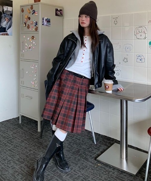 SHERU(シェル)の「チェック柄ミディ丈プリーツスカート レイヤードスタイル(スカート・レディース・ワインレッド・M)」の3枚目の写真