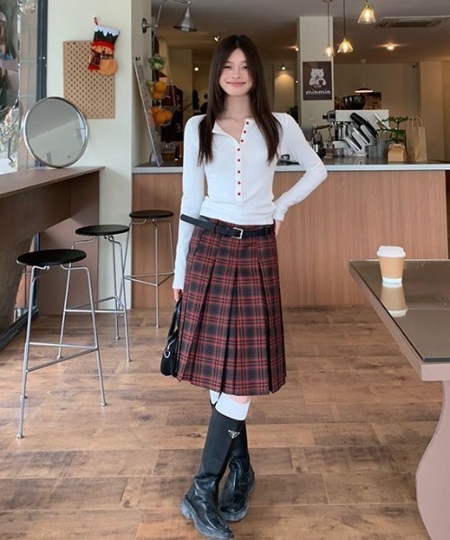 SHERU(シェル)の「チェック柄ミディ丈プリーツスカート レイヤードスタイル(スカート・レディース・ワインレッド・M)」の7枚目の写真