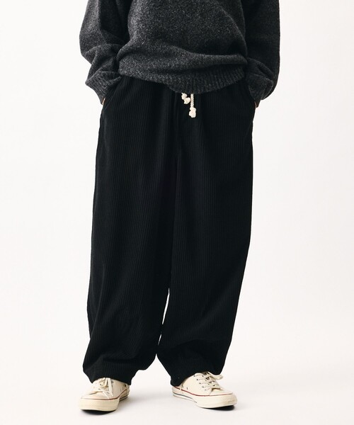 FREAK'S STORE(フリークスストア)の「限定展開 ワイド ウェール コーデュロイ イージーパンツ / 太畝(その他パンツ・メンズ・チャコールグレー/ブラウン/オフホワイト/サックスブルー/ブラック・MEDIUM/LARGE/SMALL)」の2枚目の写真