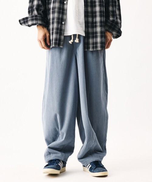FREAK'S STORE(フリークスストア)の「限定展開 ワイド ウェール コーデュロイ イージーパンツ / 太畝(その他パンツ・メンズ・チャコールグレー/ブラウン/オフホワイト/サックスブルー/ブラック・MEDIUM/LARGE/SMALL)」の7枚目の写真