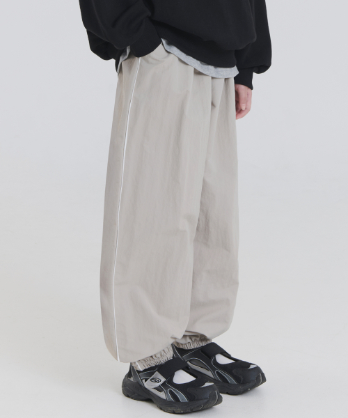 PIANER KIDS(ピアネールキッズ)の「ナイロンパイピングジョガーパンツ(ライトベージュ)(スウェットパンツ・レディース・ライトベージュ・M(130-140cm)/L(140-150㎝)/S(120-130cm)/XL(150-160㎝))」の2枚目の写真