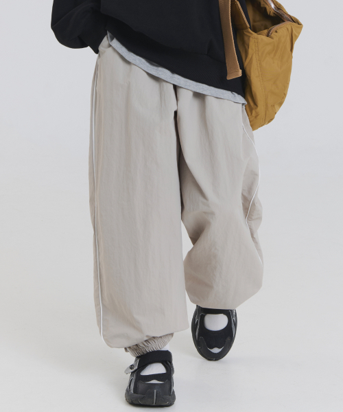 PIANER KIDS(ピアネールキッズ)の「ナイロンパイピングジョガーパンツ(ライトベージュ)(スウェットパンツ・レディース・ライトベージュ・M(130-140cm)/L(140-150㎝)/S(120-130cm)/XL(150-160㎝))」の3枚目の写真