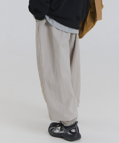 PIANER KIDS(ピアネールキッズ)の「ナイロンパイピングジョガーパンツ(ライトベージュ)(スウェットパンツ・レディース・ライトベージュ・M(130-140cm)/L(140-150㎝)/S(120-130cm)/XL(150-160㎝))」の4枚目の写真