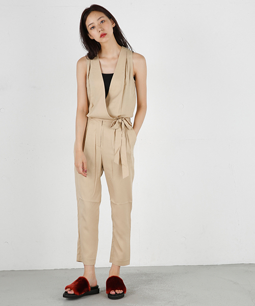 MOUSSY（マウジー）の「WAIST RIBBON ALL IN ONE（つなぎ/オールインワン・レディース・ベージュ/ネイビー・1/2）」の2枚目の写真