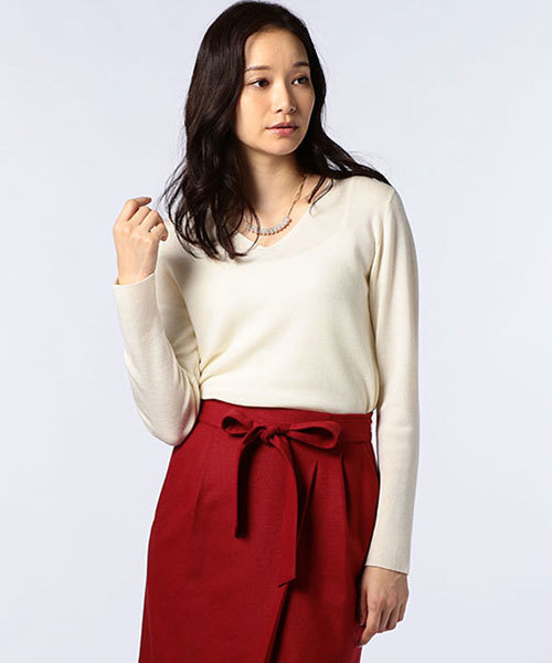 NOLLEY’S（ノーリーズ）の「【石原さとみさん ドラマ着用】【Marisol 11月号掲載】総針ゴム地Vネックプルオーバーニット（ニット/セーター・レディース・オフホワイト/ライトグレー/ネイビー/オレンジ・36/38）」の2枚目の写真