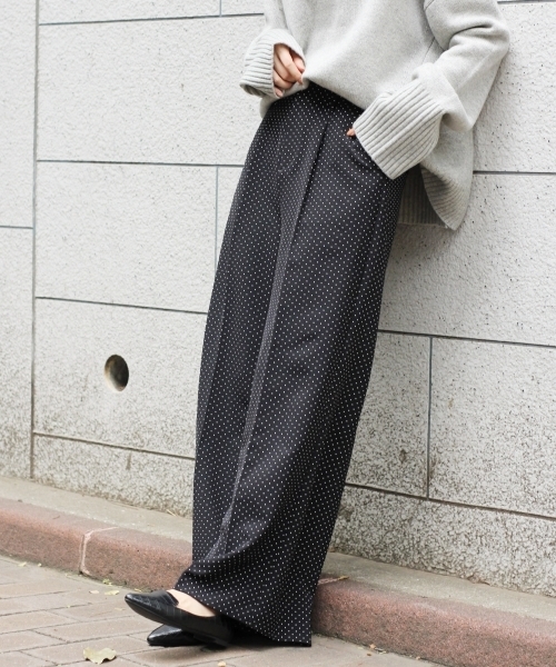 A part by（アパートバイ）の「P/PUワイドパンツ  766354（その他パンツ・レディース・グリーン/ブラック/オフホワイト/ブラック系その他・MEDIUM/LARGE）」の4枚目の写真