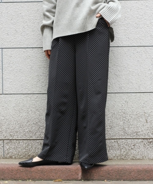 A part by（アパートバイ）の「P/PUワイドパンツ  766354（その他パンツ・レディース・グリーン/ブラック/オフホワイト/ブラック系その他・MEDIUM/LARGE）」の13枚目の写真