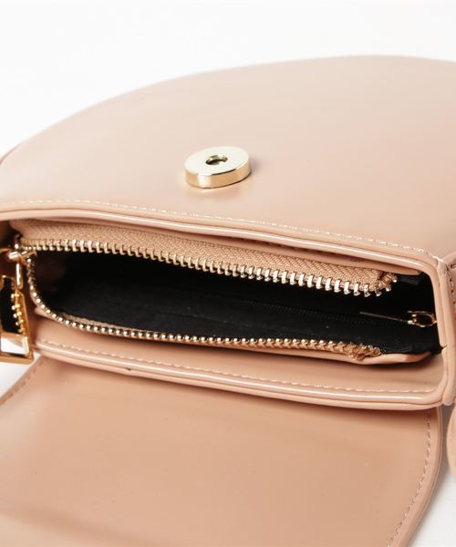 florist（フローリスト）の「三角フラップの丸形レザーショルダーバッグ（ショルダーバッグ・レディース・ブラック/ベージュ/キャメル/ブラウン・FREE）」の7枚目の写真