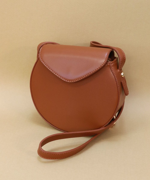 florist（フローリスト）の「三角フラップの丸形レザーショルダーバッグ（ショルダーバッグ・レディース・ブラック/ベージュ/キャメル/ブラウン・FREE）」の4枚目の写真