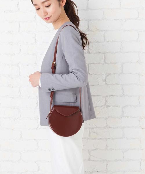 florist（フローリスト）の「三角フラップの丸形レザーショルダーバッグ（ショルダーバッグ・レディース・ブラック/ベージュ/キャメル/ブラウン・FREE）」の3枚目の写真