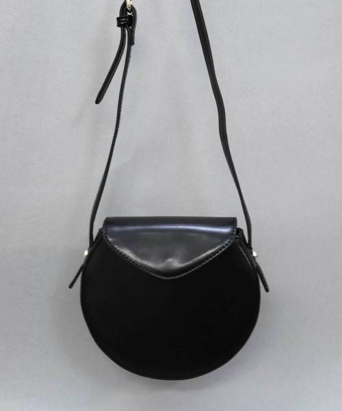 florist（フローリスト）の「三角フラップの丸形レザーショルダーバッグ（ショルダーバッグ・レディース・ブラック/ベージュ/キャメル/ブラウン・FREE）」の2枚目の写真