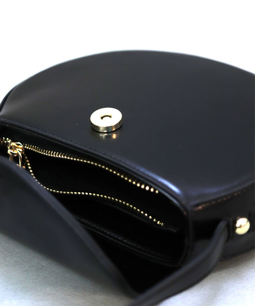 florist（フローリスト）の「三角フラップの丸形レザーショルダーバッグ（ショルダーバッグ・レディース・ブラック/ベージュ/キャメル/ブラウン・FREE）」の9枚目の写真