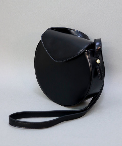 florist（フローリスト）の「三角フラップの丸形レザーショルダー
