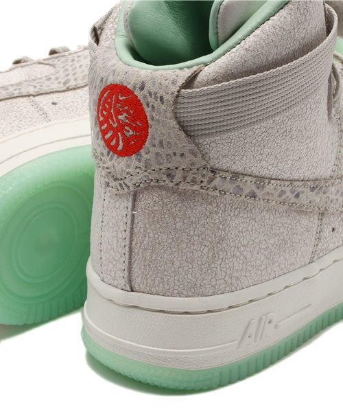 NIKE（ナイキ）の「干支 ナイキ ウィメンズ エアフォース NIKE WMNS AIR FORCE 1 HI YOTH QS 649456（スニーカー・レディース・ホワイト・23cm/24cm/23.5cm/24.5cm）」の7枚目の写真