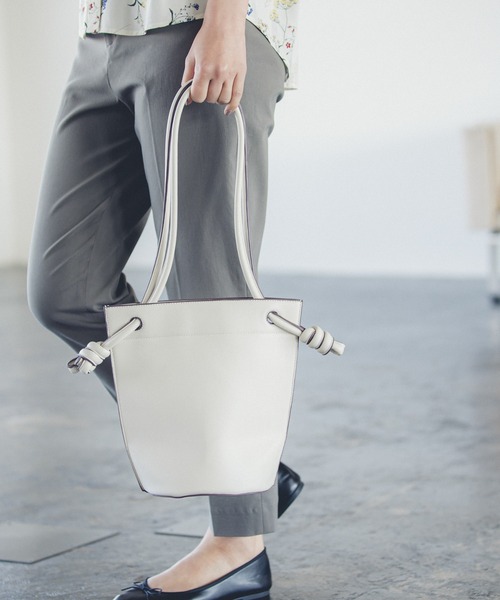 GLOBAL WORK（グローバルワーク）の「オーバルワンショルダーBAG/932045（ショルダーバッグ・レディース・ブラック/ブラウン/ピンク/オレンジ/ブルー/アイボリー・ONE SIZE）」の2枚目の写真