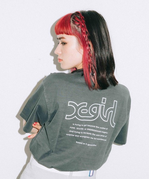 X-girl（エックスガール）の「WEB/一部店舗限定｜WORDS LOGO PIGMENT DYE S/S MENS TEE（Tシャツ/カットソー・レディース・ホワイト/ライトパープル/オレンジ/チャコール/オリーブ・ONE SIZE）」の3枚目の写真
