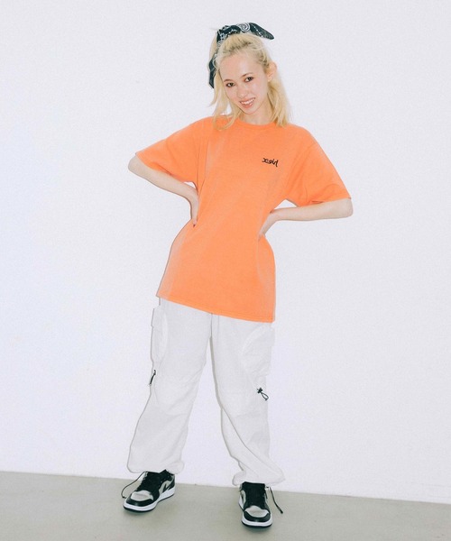 X-girl（エックスガール）の「WEB/一部店舗限定｜WORDS LOGO PIGMENT DYE S/S MENS TEE（Tシャツ/カットソー・レディース・ホワイト/ライトパープル/オレンジ/チャコール/オリーブ・ONE SIZE）」の14枚目の写真
