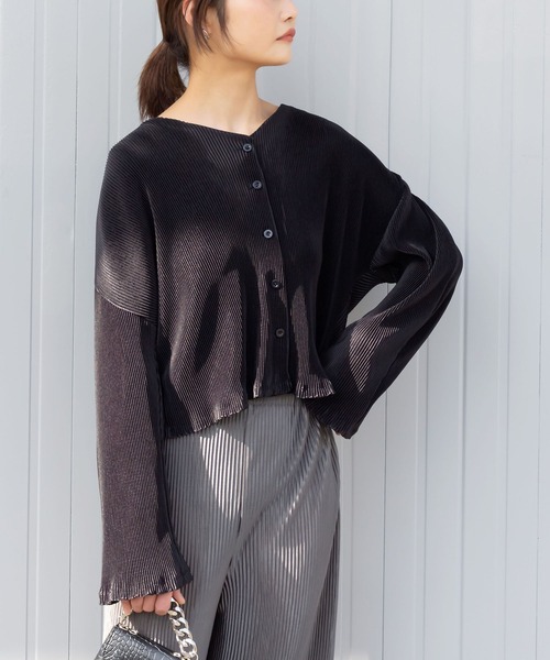 me+em select(ミームセレクト)の「カーブスリーブプリーツカーディガン(カーディガン/ボレロ・レディース・ブラック/アイボリー・FREE)」の5枚目の写真