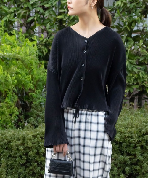 me+em select(ミームセレクト)の「カーブスリーブプリーツカーディガン(カーディガン/ボレロ・レディース・ブラック/アイボリー・FREE)」の12枚目の写真