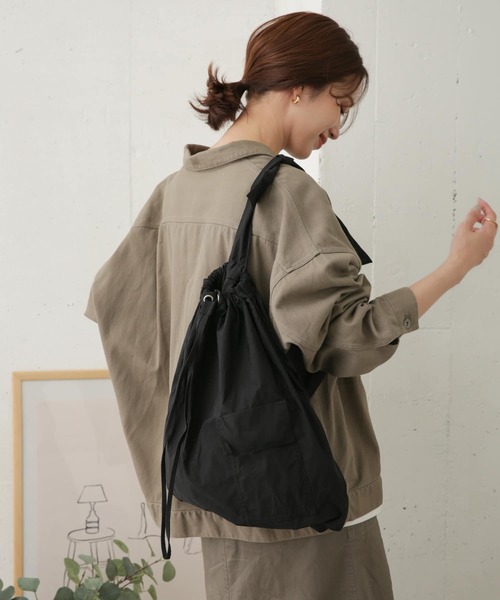 URBAN RESEARCH DOORS（アーバンリサーチドアーズ）の「『WEB限定』ワンハンドルバックパック（バックパック/リュック・レディース・ブラック/ベージュ・ONE）」の17枚目の写真