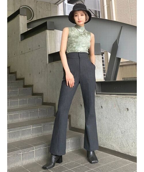 EMODA（エモダ）の「ピンタックフレアパンツ（その他パンツ・レディース・グレー/マスタード/ベージュ・MEDIUM/SMALL）」の5枚目の写真