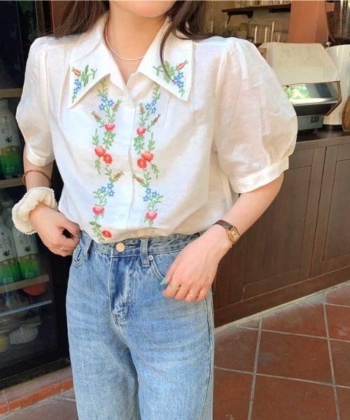 MANGROVE（マングローブ）の「フロントフラワーエンブロイダリーブラウス（シャツ/ブラウス・レディース・ホワイト/イエロー/ブルー・FREE）」の2枚目の写真