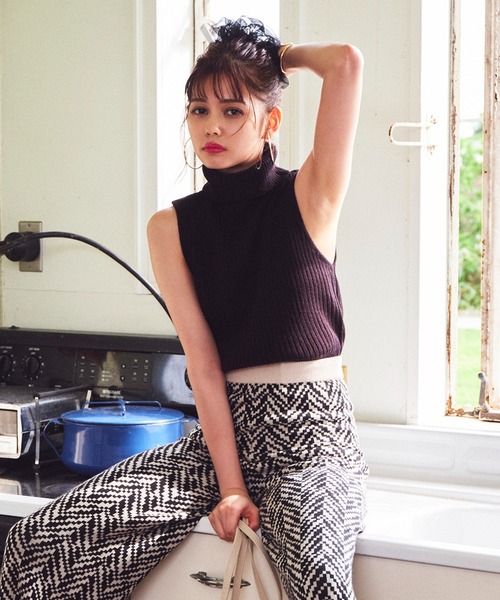 SPIRALGIRL（スパイラルガール）の「ノースリーブタートルネックニット（ニット/セーター・レディース・ブラック/ブラウン・FREE）」の2枚目の写真