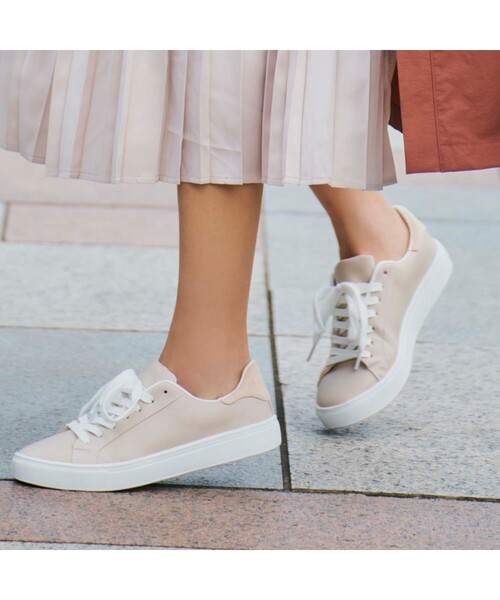 SHOO・LA・RUE(シューラルー)の「◆フェイクレザーシンプルスニーカー(スニーカー・レディース・オフホワイト/ブラック/サンドベージュ/ベージュ系7・25/30/35/40/45)」の4枚目の写真