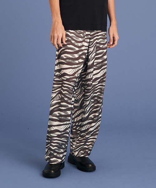 UP START（アップスタート）の「ASSORT PATTERN RELAX PANTS/総柄リラックスパンツ/GRADATION ZEEBRA/GEOMETRIC（その他パンツ・メンズ・ブラック/オフホワイト/ネイビー・LARGE/MEDIUM）」の2枚目の写真