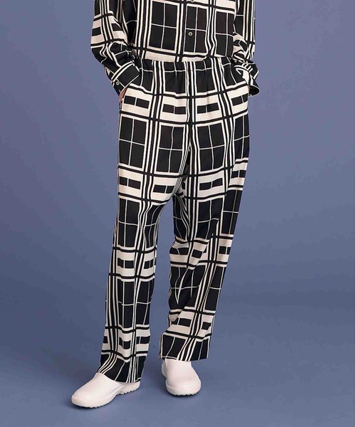 UP START（アップスタート）の「ASSORT PATTERN RELAX PANTS/総柄リラックスパンツ/GRADATION ZEEBRA/GEOMETRIC（その他パンツ・メンズ・ブラック/オフホワイト/ネイビー・LARGE/MEDIUM）」の3枚目の写真