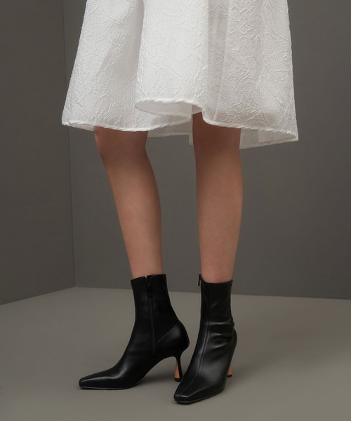 CHARLES & KEITH（チャールズ & キース）の「スカルプチャーヒール アンクルブーツ / Sculptural Heel Ankle Boots（ブーツ・レディース・ブラック/オリーブ・23cm/23.5cm/24.5cm/25cm/25.5cm/22.5cm）」の3枚目の写真