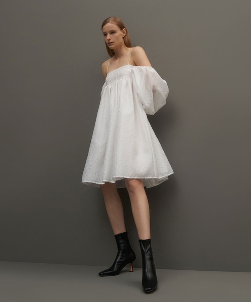 CHARLES & KEITH（チャールズ & キース）の「スカルプチャーヒール アンクルブーツ / Sculptural Heel Ankle Boots（ブーツ・レディース・ブラック/オリーブ・23cm/23.5cm/24.5cm/25cm/25.5cm/22.5cm）」の5枚目の写真