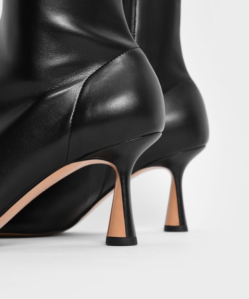 CHARLES & KEITH（チャールズ & キース）の「スカルプチャーヒール アンクルブーツ / Sculptural Heel Ankle Boots（ブーツ・レディース・ブラック/オリーブ・23cm/23.5cm/24.5cm/25cm/25.5cm/22.5cm）」の6枚目の写真