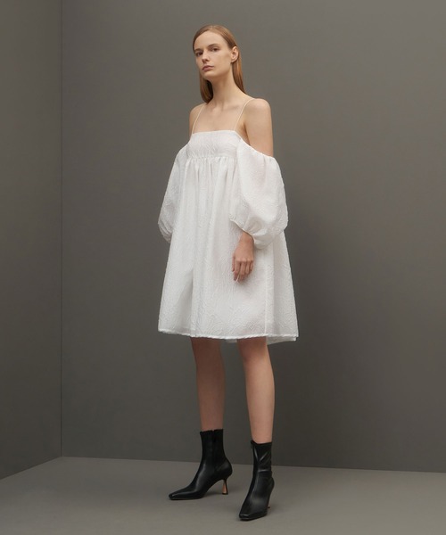 CHARLES & KEITH（チャールズ & キース）の「スカルプチャーヒール アンクルブーツ / Sculptural Heel Ankle Boots（ブーツ・レディース・ブラック/オリーブ・23cm/23.5cm/24.5cm/25cm/25.5cm/22.5cm）」の7枚目の写真