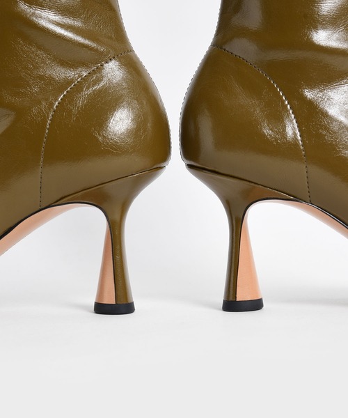 CHARLES & KEITH（チャールズ & キース）の「スカルプチャーヒール アンクルブーツ / Sculptural Heel Ankle Boots（ブーツ・レディース・ブラック/オリーブ・23cm/23.5cm/24.5cm/25cm/25.5cm/22.5cm）」の15枚目の写真